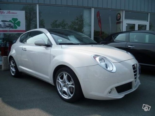 Une Belle Petite Mito Blanche Cuir Rouge Alfavendee
