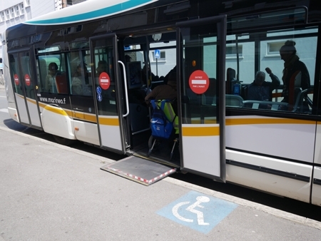 Photo montrant la plate-forme d'accès au bus