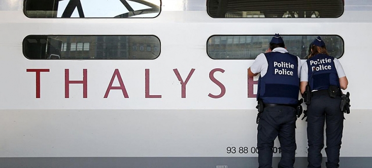 TERRORISME • Combien faudra-t-il de morts pour que la France ait une réaction à la hauteur de la menace ?      Cela a été dit mille fois depuis avant-hier soir : sans la présence évidemment fortuite de  jeunes militaires Américains courageux et efficaces dans le Thalys Amsterdam-Paris de vendredi après-midi, un carnage se serait très probablement produit. Horrible et numériquement considérable. L'impavide Bernard Cazeneuve l'a souligné le soir même, ému, sans-doute sincèrement,  à l'idée de ce qu'aurait pu être la catastrophe évitée. Mais évitée par un hasard heureux, une présence non programmée, et non pas du fait des services de sécurité français, qui montrent ici leurs limites. De sorte que comme l'a déclaré un ancien cadre de la DGSI, on peut redouter que le prochain coup sera le bon. En tout cas qu'il finisse par y en avoir un qui soit le bon.     Les Français ont-ils bien compris que leurs déplacements, leurs voyages, leur sécurité dans les lieux publics et autres, leurs libertés, s'en trouveront presque inévitablement modifiés, restreints, en tout cas affectés ? Que leur vie quotidienne en sera changée ? Que leur insouciance ne sera peut-être bientôt plus de mise ? Ont-ils mesuré que l'extension du phénomène terroriste, du nombre d'acteurs et de leurs actions, excèdera peut-être bientôt la capacité de nos services de renseignement et de sécurité à les protéger, à garantir la sécurité pour tous ? S'ils n'en sont pas encore conscients, il leur faudra bien le devenir.  Force est de constater que cette insécurité grandissante n'est pas le fait de Français de souche, ni d'acteurs issus des autres peuples d'Europe, mais de terroristes très généralement venus de différents pays d'Afrique ou du Moyen-Orient. Et de communautés musulmanes. Cela ne se discute pas, n'incrimine pas, de très loin, tous ceux qui en sont arrivés, mais désigne, tout au moins, la provenance de tous ceux qui nous menacent.    Il y a longtemps que nous prévenons ici des dangers que notre législation laxiste, devenue inadaptée aux circonstances nouvelles, que notre politique - ou notre absence de politique - en matière d'immigration, que l'accueil d'étrangers en nombre excessif et de provenance monomorphe, qu'une certaine idéologie multi-culturaliste, que notre propension à la repentance, au déni voire au mépris de notre identité, que notre politique étrangère erratique, de surcroît, font courir au pays. Au peuple français. Il y a longtemps - huit ans - que nous disons ici-même que la République vit sur une poudrière. Il est évident que cette situation ne fait que s'aggraver. Jusqu'à quand, jusqu'à quelles extrémités, en laissera-t-on perdurer les causes ?     dans actualités 3279038276