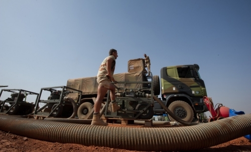 Camions militaires dans le feu et l'eau