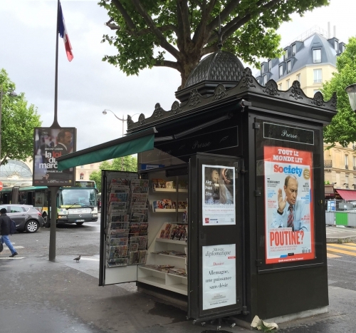 Un Nouveau Kiosque à Journaux Aux Abords De La Gare De L'Est - Action ...