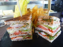 sandwich au homard,lobster roll,dessirier,lobster bar,homard breton,crustacés,oyster bar,paris 17eme,club sandwich