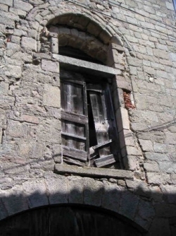 Fenêtre en ruine