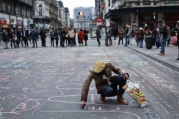 4888043_6_c258_place-de-la-bourse-a-bruxelles-les-gens-on_b092c7f34b4f389629bb577f76d8fc56.jpg