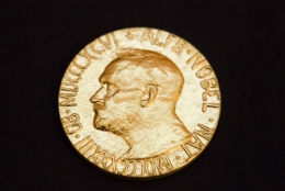 7774694730_la-medaille-du-prix-nobel-de-la-paix-avec-le-portrait-d-alfred-nobel.jpg