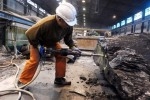 080206171614.a2b6sox20_un-ouvrier-decoupe-des-blocs-de-schiste--le-5-deceb.jpg