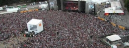 veilles-charrues-vue-de-haut-foule-drapeau.jpg