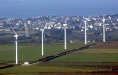 144807-vue-aerienne-d-un-champ-d-eoliennes-implantees-sur-la-commune-de-plouarzel-finistere-prise-le-07-nov.jpg
