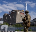 1531517-un-militaire-russe-devant-la-centrale-de-zaporijia-le-1-mai-2022.jpg