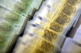 Des liasses de billets de 100 et 200 euros.jpeg