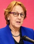 Marylise Lebranchu à la hache.jpg
