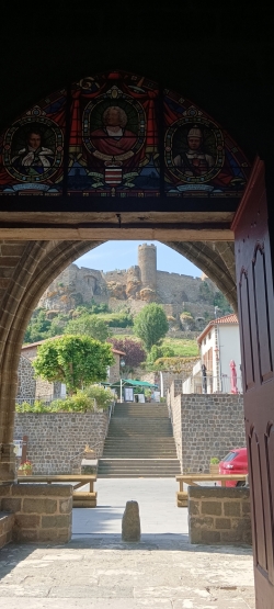 Vue du château de l'intérieur de l'église