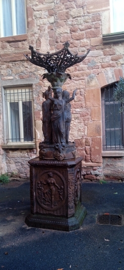 jolie fontaine ancienne