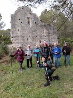 devant la chapelle ruinée St Peyre