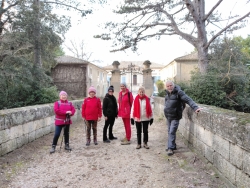 devant le portail du Domaine de LAGOY