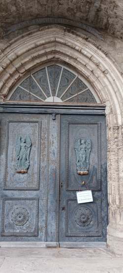 très beau portail de l'église