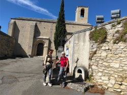 Mireille et Dany devant la chapelle