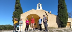 devant la chapelle ....