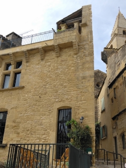arrivée sur la place de la fontaine