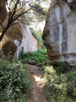 sentier entre rochers gigantesques