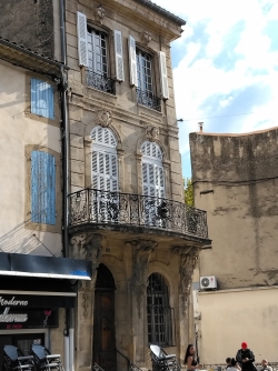 Belle maison avec atlantes