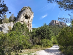 notre chemin serpente entre ces énormes rochers...