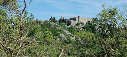 on aperçoit ND de Grâce sur les hauteurs