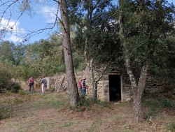 au bout d'un petit chemin bordé d'un mur de pierre