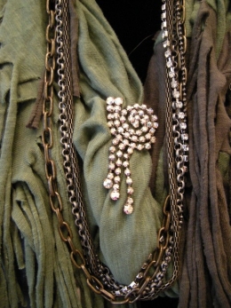 Collier Urban Outfitters.jpg