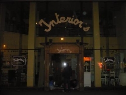 Sous le porche d'un magasin de luxe