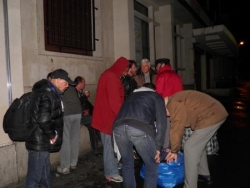 Distribution de vêtements rue de Tolbiac