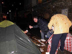 Distribution de café sous une pluie battante