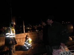 Des ouvriers qui travaillent la nuit