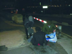 Seul, dans la nuit, face à la Seine