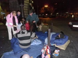 Marie-Christine distribue les friandises