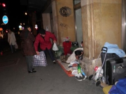 Le long du boulevard Haussmann : la misère