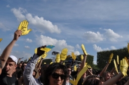 sos_racisme_touche_pas_a_mon_pote_14_juillet_2011_2-720x475.jpg