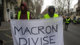 1200px-Banderolle_contre_Macron-845x475.jpg