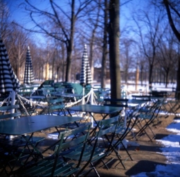 chaises et tables.jpg