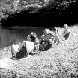 près de l'étang.jpg