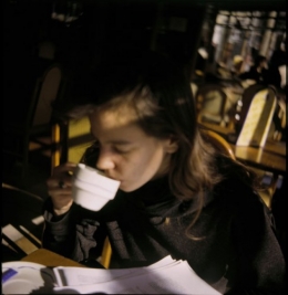 Edith boit du café au café.jpg