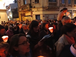 Foule procession.jpg