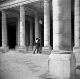 palais Royal passants.jpg