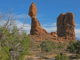 Park Avenue Trail-Balanced-Rock_02.jpg