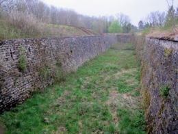 Fort-Benoit_02--Fossé-Ouest-vue-depuis-l'entrée-450.jpg