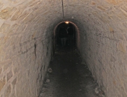 Fort-Benoit_26-couloir-conduisant-aux-postes-d'artillerie-450.jpg