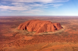 800px-Uluru,_helicopter_view,_croped.jpg