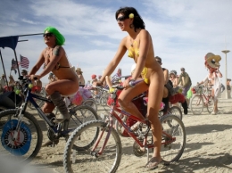 Nude_cycling_females_at_Burning_man_2009.jpg