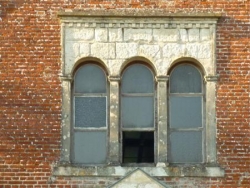 Vénérables fenêtres taillées dans le calcaire