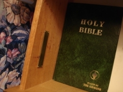 Un classique de chambre d'hotel : la Bible